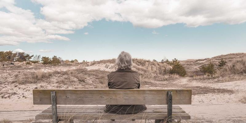 专业摄影工作室如何配置器材与高效运营？人像摄影与活动跟拍实战经验分享