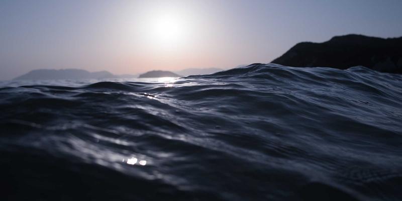 从旅行拍摄到赛博朋克：商业建筑摄影如何重塑房地产视觉叙事与市场价值