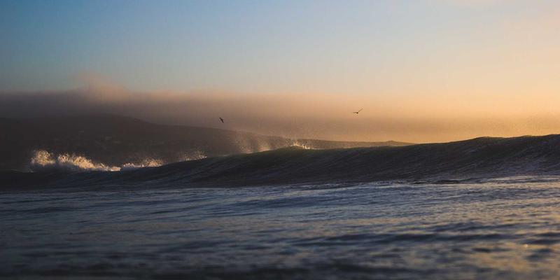 城市夜景摄影实战：从器材选择到长曝光堆栈，捕捉璀璨光轨与建筑轮廓