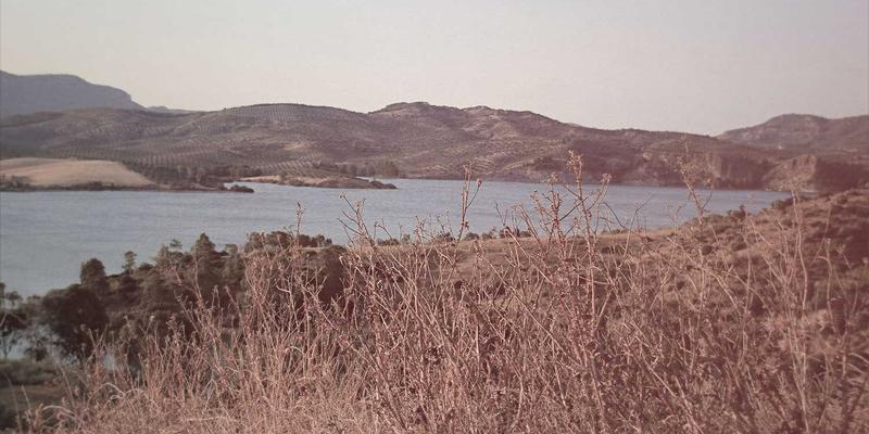 建筑与空间摄影：融合赛博朋克美学与旅行人像的视觉叙事艺术