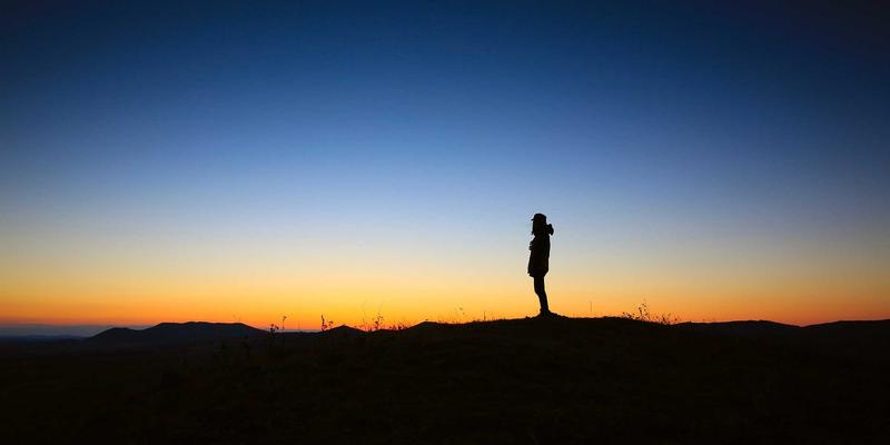 捕捉生命最初的微光：新生儿与孕产妇摄影服务全指南，从温馨记录到赛博朋克风格创新