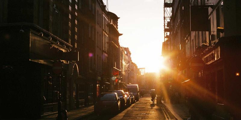 摄影服务进阶：从活动跟拍到赛博朋克风格，如何打造差异化竞争力