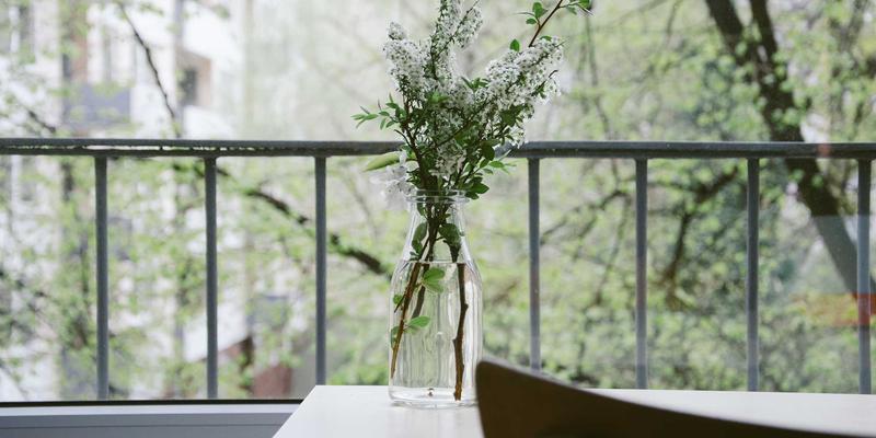 驾驭光影的艺术：汽车摄影户外与棚拍技法全解析，展现金属漆面质感与动感姿态